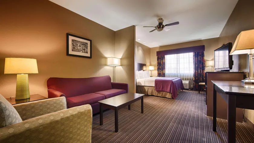 Best Western Giddings Inn & Suites - Image 1