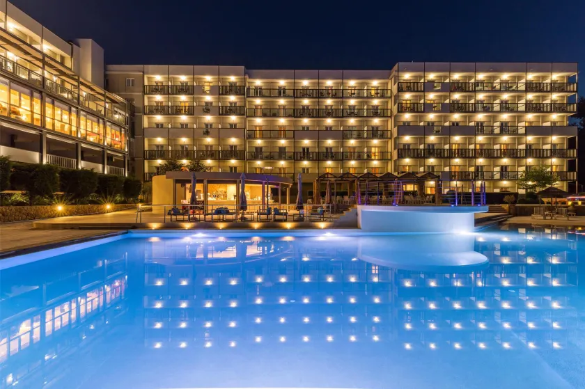 Ariti Grand Hotel - Image 1