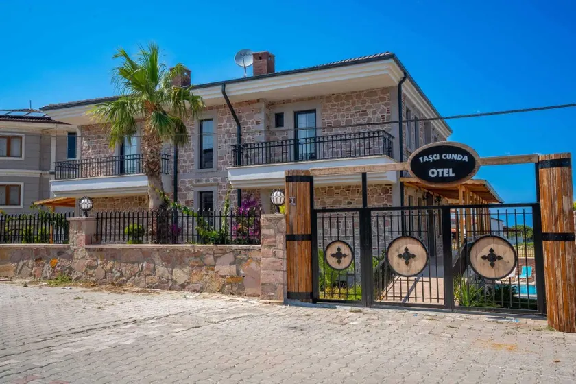 Cunda Tasci Otel - Image 1