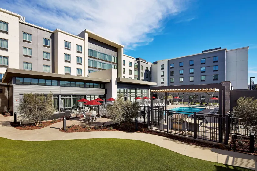 Hampton Inn Long Beach Airport - Image 1