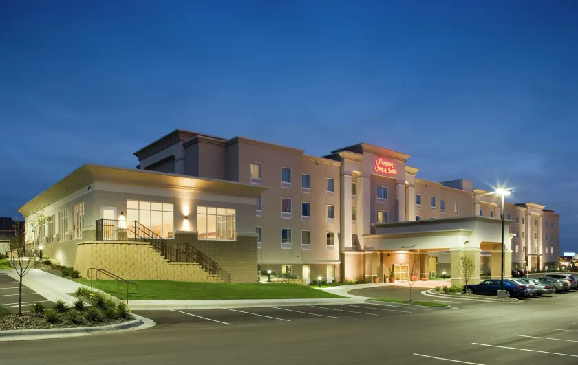 Hampton Inn & Suites Rochester-North - Image 1