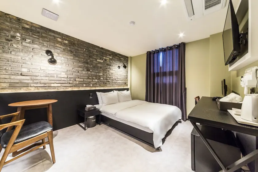 Plum Hotel - Image 1