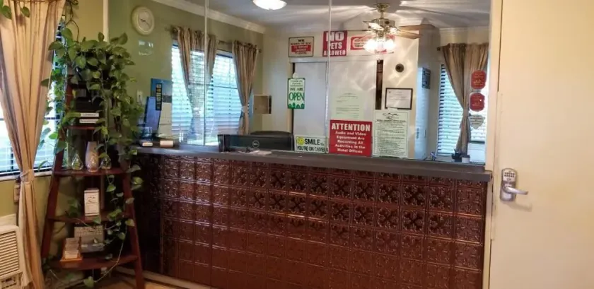 Sierra Crossing Motel - Lobby