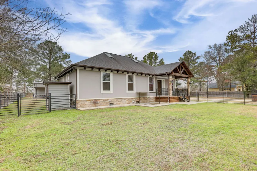 Pets Welcome: Home w/ Deck & Patio in Hockley! - Image 1