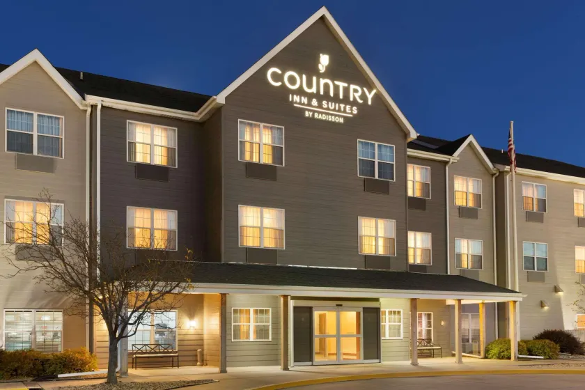 Country Inn & Suites by Radisson, Kearney, NE - Image 1
