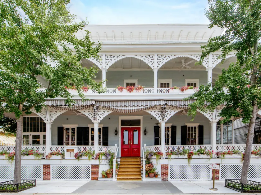 The Virginia and Cottages - Image 1