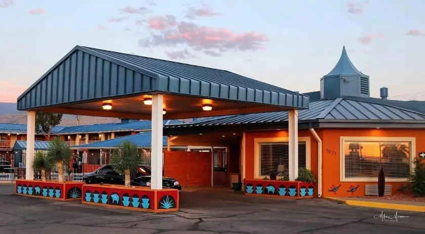 The Classic Desert Aire Hotel - Image 1