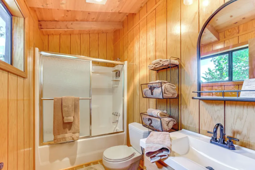 Lakefront Innsbrook Chalet: Hot Tub + Fire Pit! - Innvendig