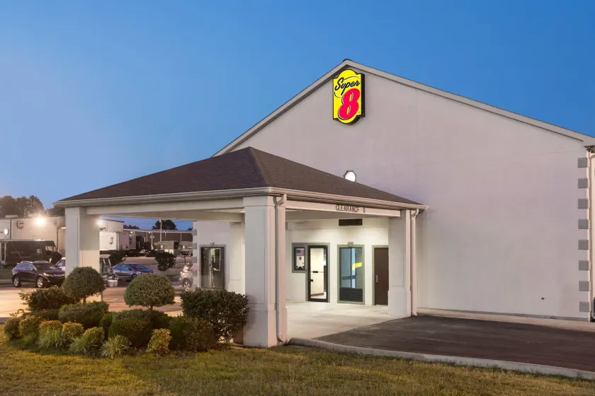 Super 8 by Wyndham Booneville - Image 1