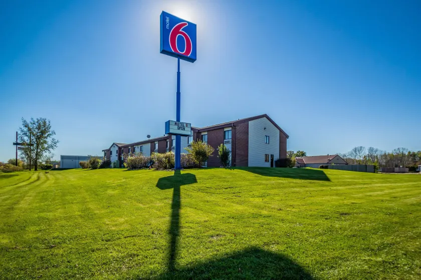 Motel 6-Saukville, WI - Image 1