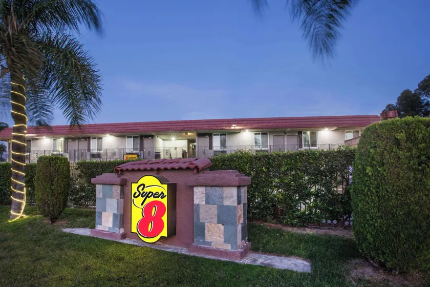 Super 8 by Wyndham Redlands/San Bernardino - Image 1