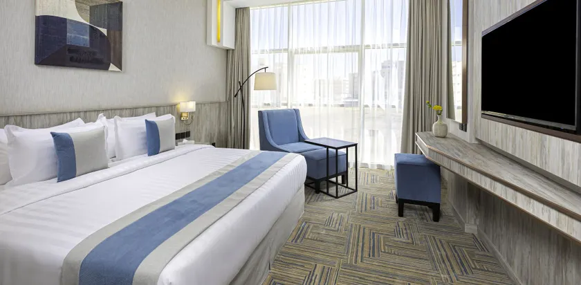 The Seasons Hotel - Image 1