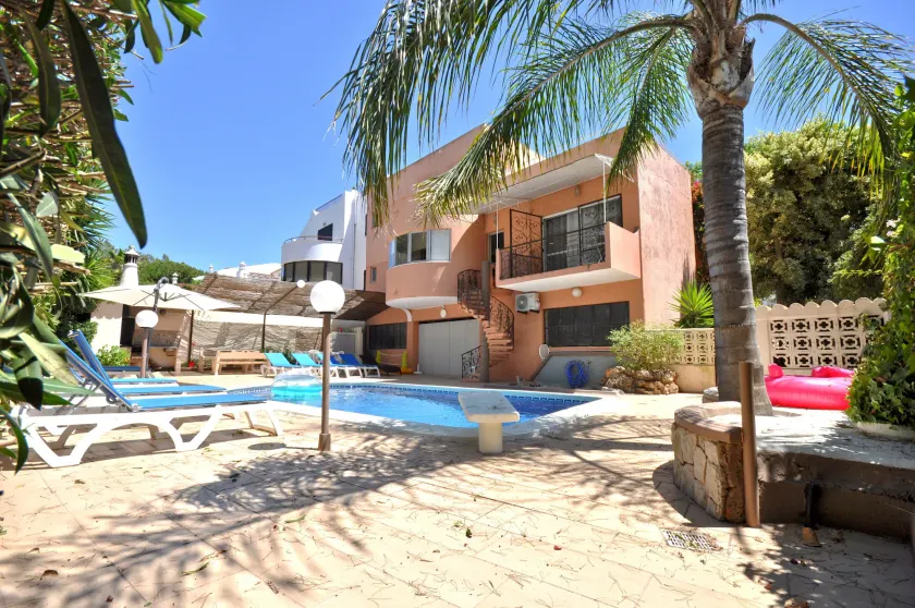 Spacious Retreat with Prime Location, Private pool, snooker, free AC Wifi - Image 1
