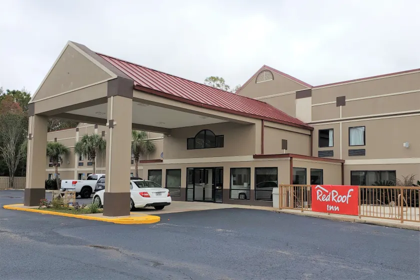 Red Roof Inn Moss Point - Image 1