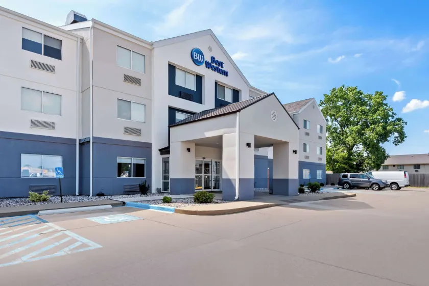 Best Western Ottumwa Inn & Suites - Image 1