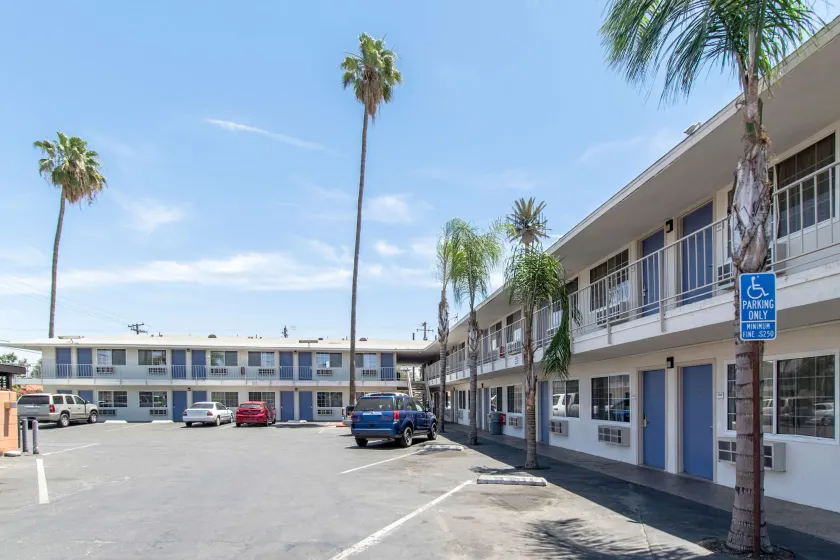 Motel 6 Bakersfield - Image 1