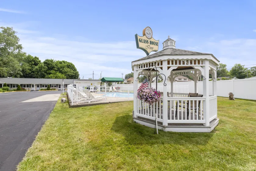 Glass House Inn Erie Near I-90 & I-79 - Image 1