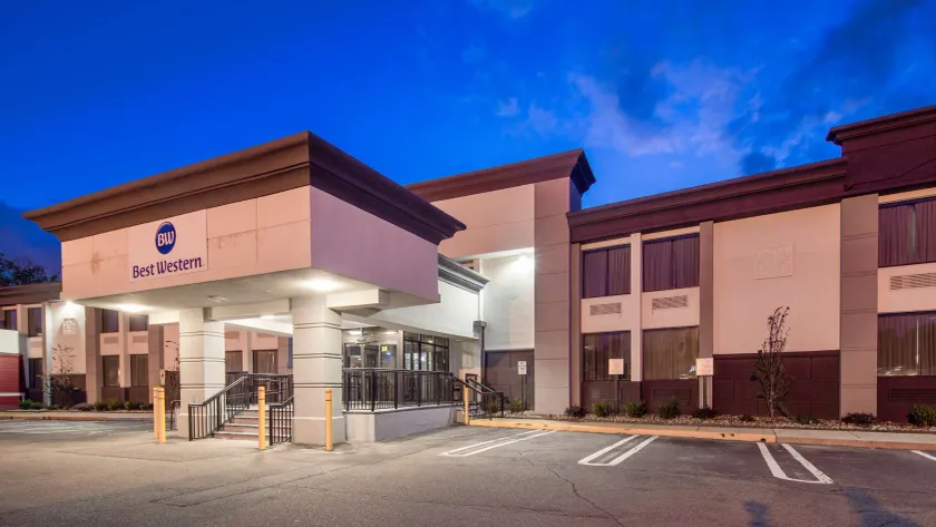 Best Western Paramus Hotel & Suites - Image 1