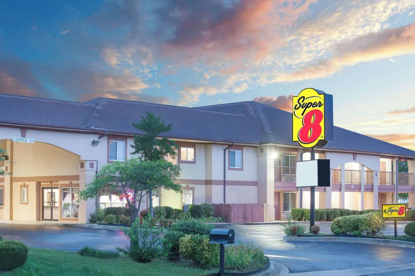 Super 8 by Wyndham Decatur Priceville - Image 1