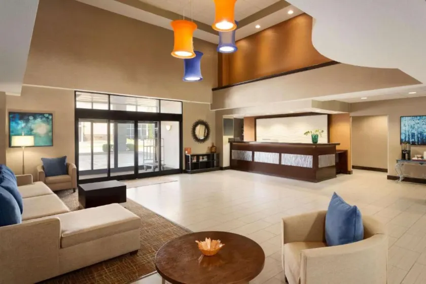 Townhome Inn & Suites by IHG - Rezeption
