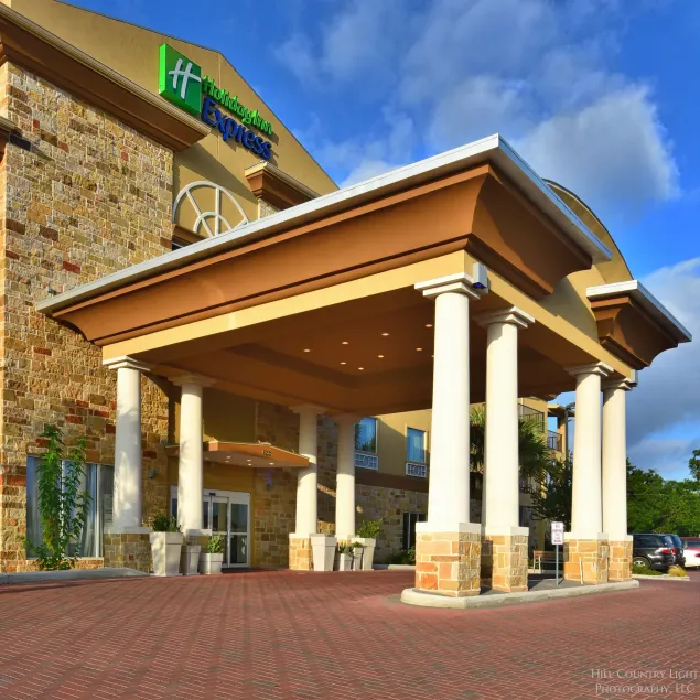 Holiday Inn Express & Suites Fredericksburg By IHG - Image 1