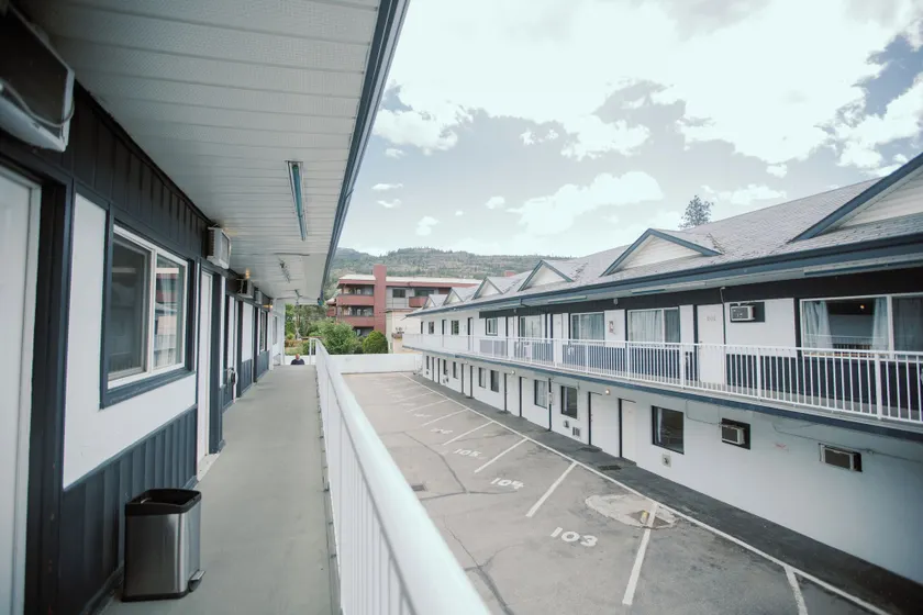 Sunny Beach Motel - Image 1