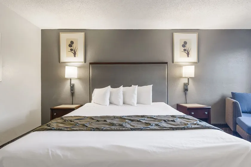 Heritage Inn Express Hayward - Image 1