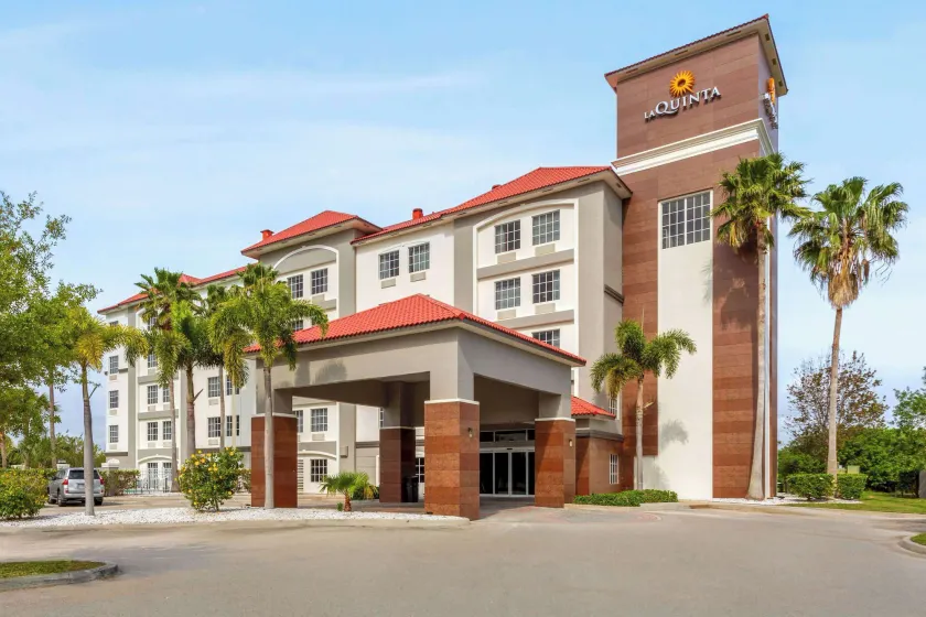 La Quinta Inn & Suites by Wyndham Ft. Pierce - Image 1