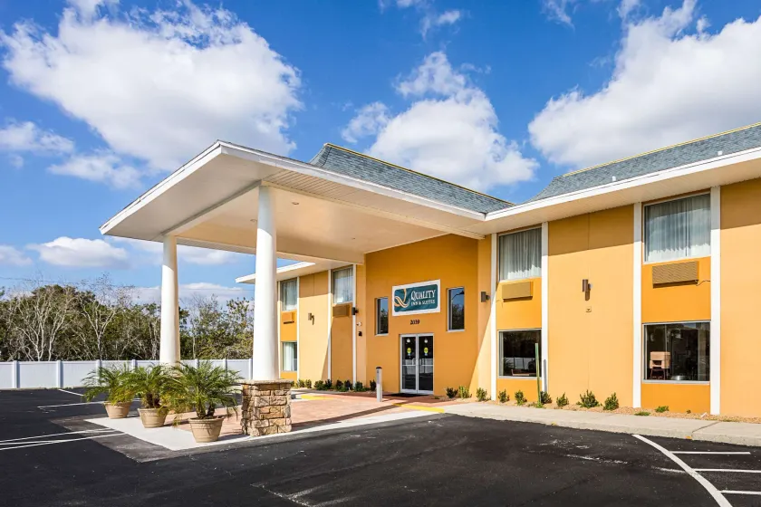Quality Inn & Suites Heritage Park - Image 1