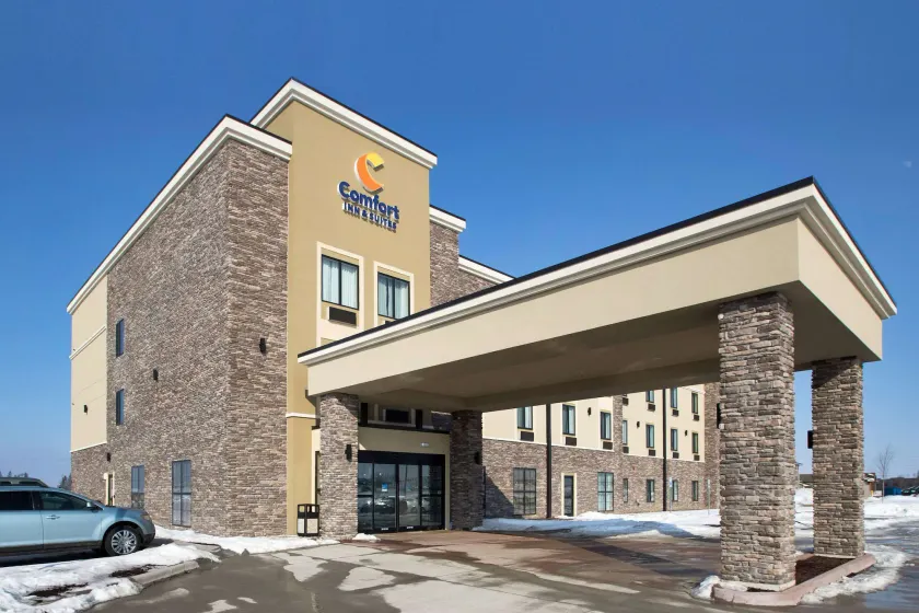Comfort Inn & Suites Cedar Rapids CID Eastern Iowa Airport - Image 1