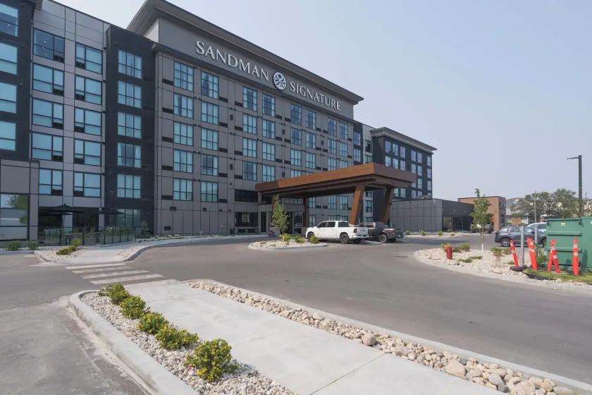 Sandman Signature Winnipeg Airport Hotel & Suites - Image 1