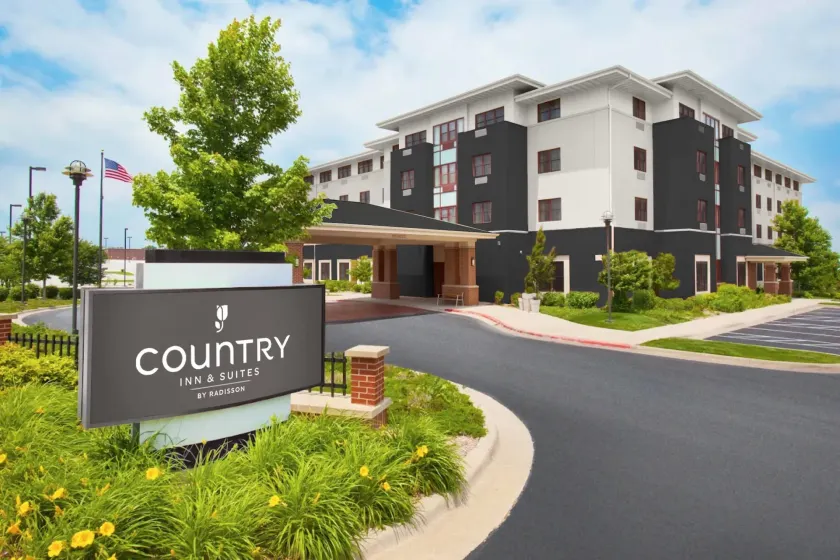 Country Inn & Suites by Radisson, Springfield Downtown - Image 1