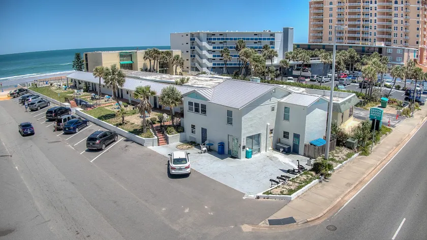 Daytona Shores Inn and Suites - Image 1