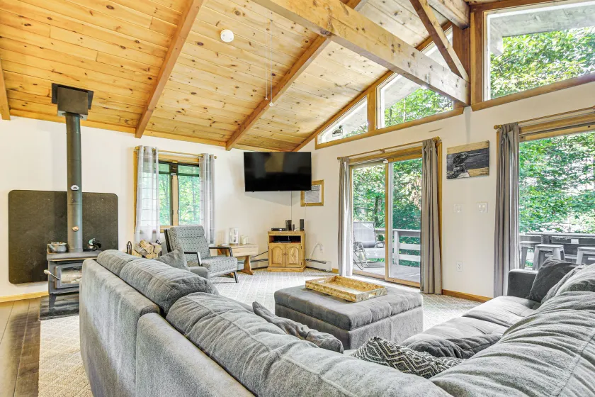 Peaceful Highland Lake Home w/ Kayaks, Dock Access - Image 1