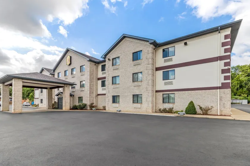 Super 8 by Wyndham Uniontown PA - Image 1