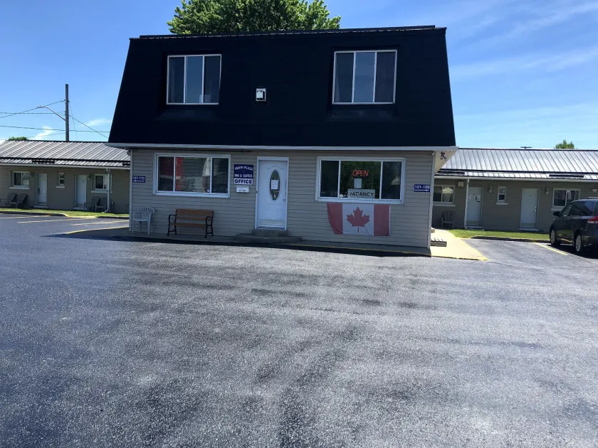 Perth Plaza Inn & Suites - Image 1