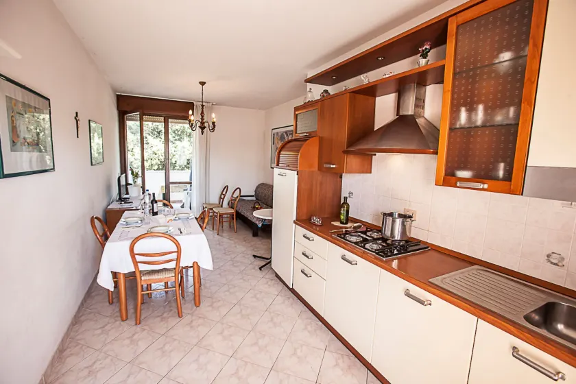 Seaside serenity flat with outdoor pool - Image 1