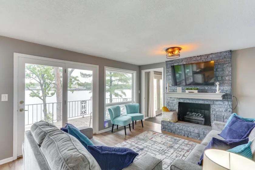 2 Decks, Lake Views! Group Escape in Osage Beach - Image 1