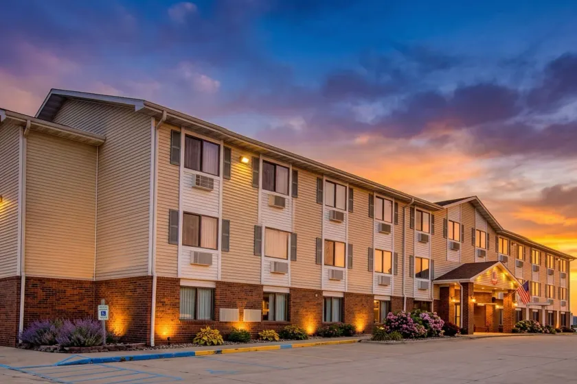 Capital O Amerihost Inn and Suites Kingdom City Hwy 54 MO - Image 1