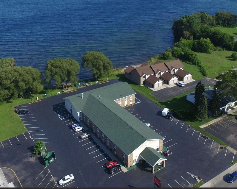 Econo Lodge Menomonie On The Bay - Image 1