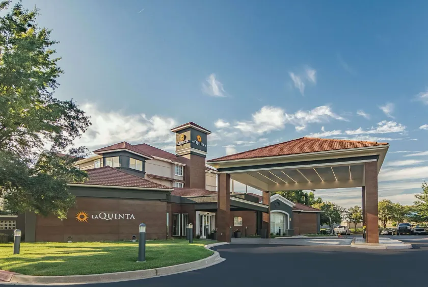 La Quinta by Wyndham Alexandria Airport - Image 1