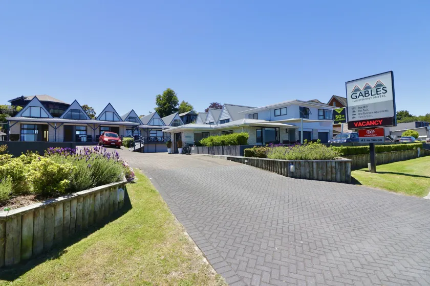 Gables Lakefront Motel - Image 1