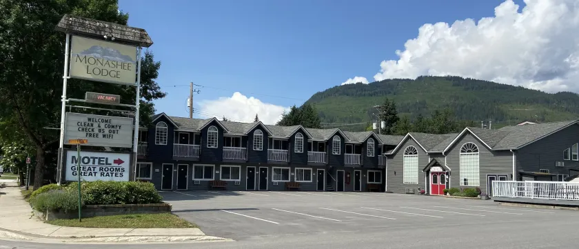 Monashee Lodge - Image 1