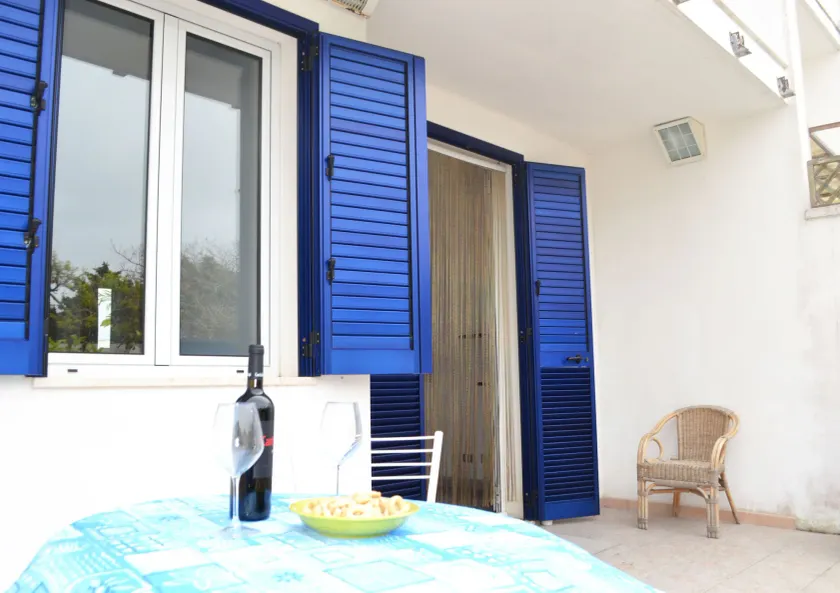 Casa vacanze a San Foca con dehors arredato e zone relax sul retro e sul davanti - Image 1