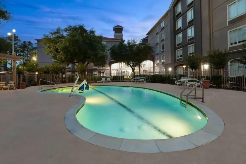 La Quinta Inn & Suites by Wyndham Houston Bush IAH South - Image 1