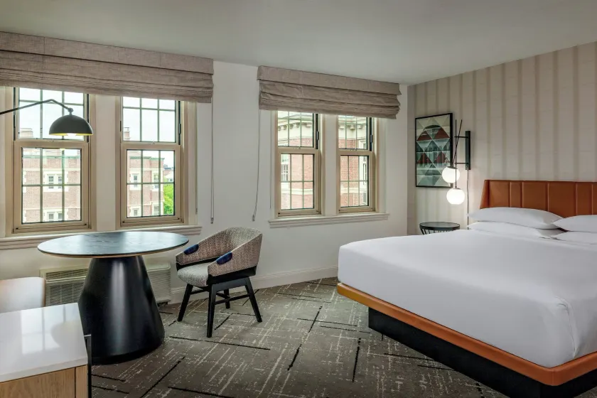 Sheraton Commander Hotel - Image 1