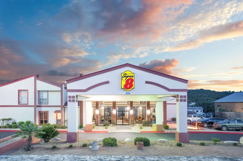 Super 8 by Wyndham Kerrville TX - Image 1