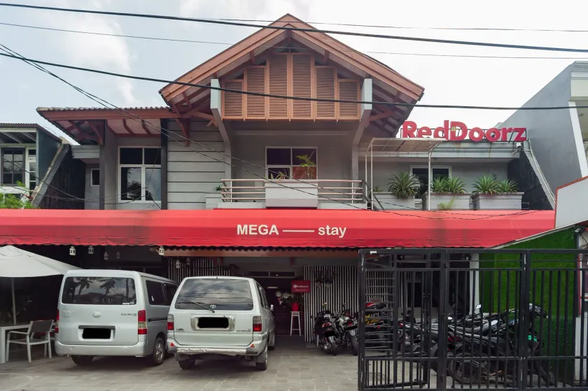 RedDoorz Plus near Mall Kelapa Gading - Image 1