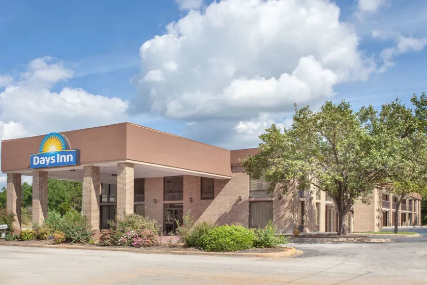 Days Inn by Wyndham Clinton - Laurens I-26 - Image 1