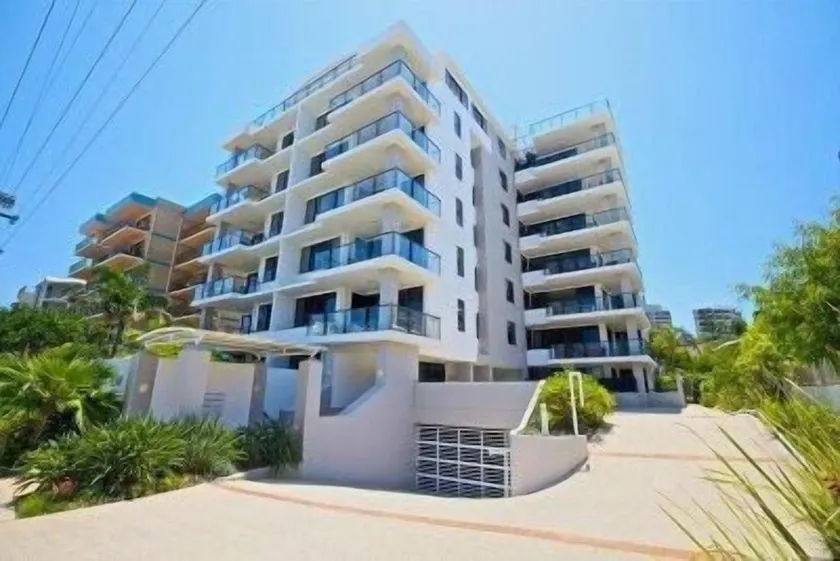 Kings Row Apartments - Image 1
